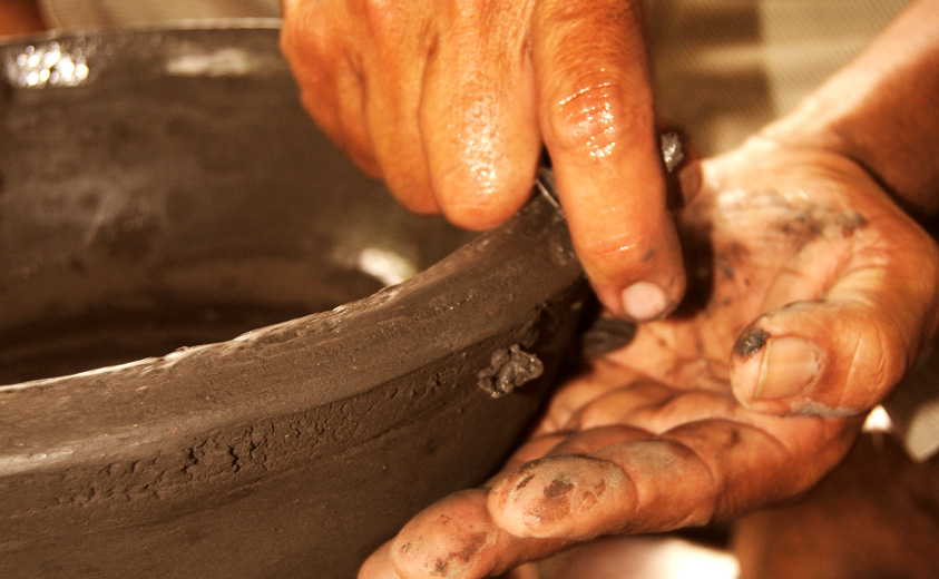 Barrio de la Luz: La tradición para hacer cazuelas de barro que