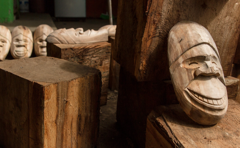 Máscaras talladas en madera