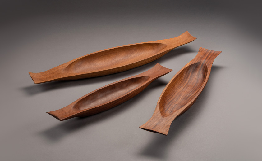 Tres centros de mesa elaborados en madera con forma de canoa