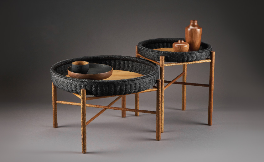 Foto de dos mesas elaboradas por artesanos vinculados al Programa Nacional de Asesorías Puntuales y productos de madera y cestería