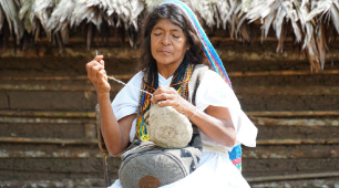 Foto de artesana del Pueblo Arhuaco tejiendo una mochila