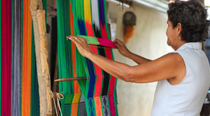 Foto de una artesana y tejido en San Jacinto, Bolívar