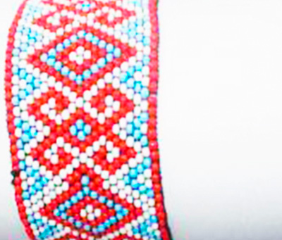 Manilla elaborada en mostacilla checa con tejido en forma de ladrillo.