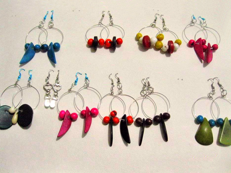 Aretes elaborados en tagua y con tejido realizado a mano