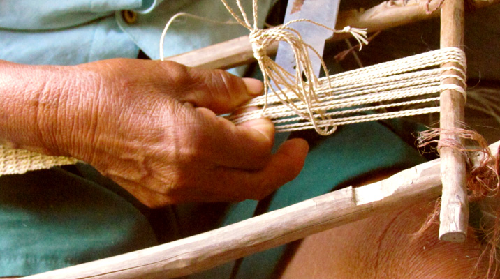 Artesana tejiendo en su telar la 'cuerda' de un bolso