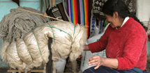 Artesana hilando lana