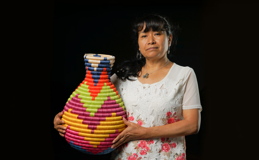 Artesana Omaira Manrique, cestería de Guacamayas Boyacá