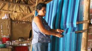 Artesanías de Colombia en la feria Acércate. Tejido de hamaca