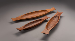 Tres centros de mesa en madera, con forma de canoa