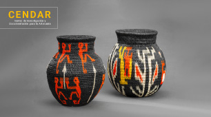 Dos jarrones medianos tejidos en fibra de werregue, con los colores negro, rojo, blanco y amarillo. Imagen ilustrativa con el texto CENDAR. 