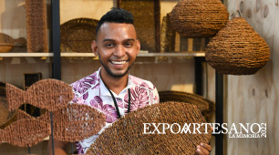 Foto de artesano con productos elaborados en palma de seje