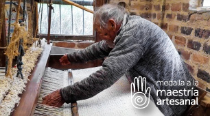 Foto del Maestro artesano Carlos Julio Cristancho acomodando la lana en su telar horizontal