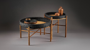 Foto de dos mesas en madera y varios productos de cestería y madera elaborados por artesanos colombianos