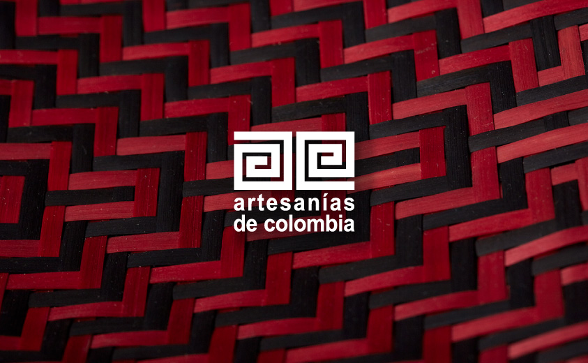 Foto del detalle del tejido de un balay color rojo y negro con el logo de Artesanías de Colombia 