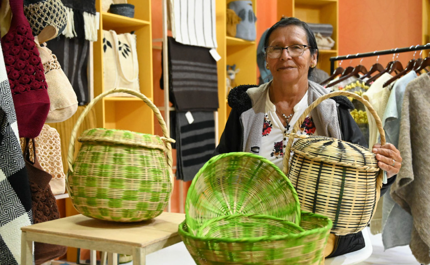 Foto de la artesana Maria Rosa Sánchez de Zetaquira, Boyacá, mostrando los canastos que elabora