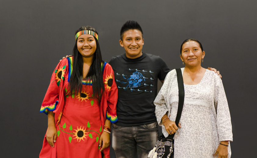 Foto de tres artesanos beneficiarios de Artesanías de Colombia