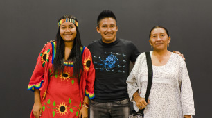 Foto de tres artesanos beneficiarios de Artesanías de Colombia