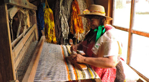 Foto de artesana boyacense tejiendo lana en telar