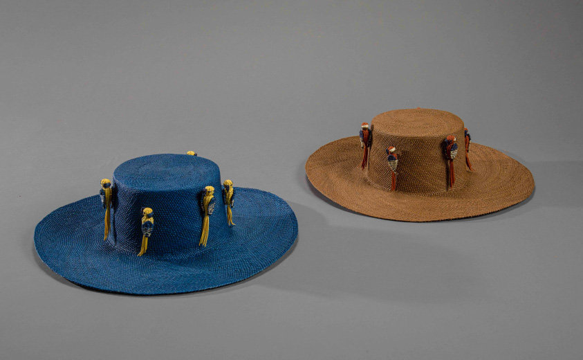 Par de sombreros tejidos de color azul y café