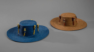 Par de sombreros tejidos de color azul y café