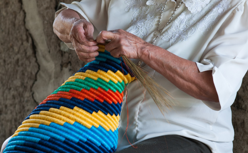 Foto de detalle del tejido de un cesto elaborado en Guacamayas, Boyacá