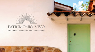 Foto de una fachada en Barichara y logo del Mercado Artesanal de Santander Patrimonio Vivo