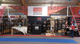 Se muestra un Stand de la empresa Artesanías de Colombia en la FILBO