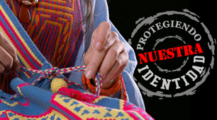 Artesana Wayúu tejiendo mochila tradicional