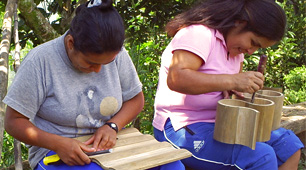 Artesanas elaborando piezas artesanales en guadua.