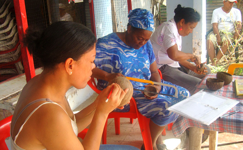 Artesanas Cartagena, trabajos con coco