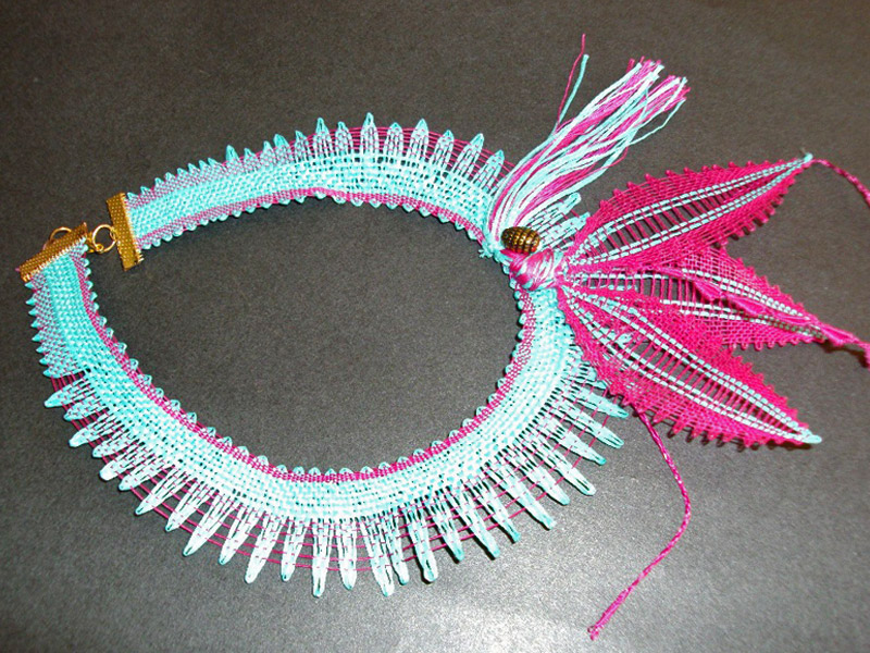 Collar realizado en encaje de bolillos realizado en cintas con alambre y cuentas pieza única