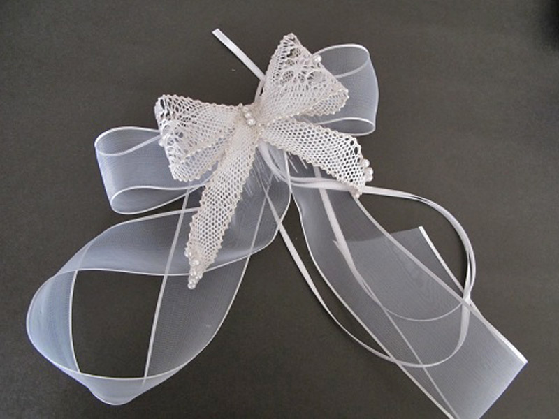 Gancho de pelo para pajecitos de boda o comunión en hilo con cintas en blanco