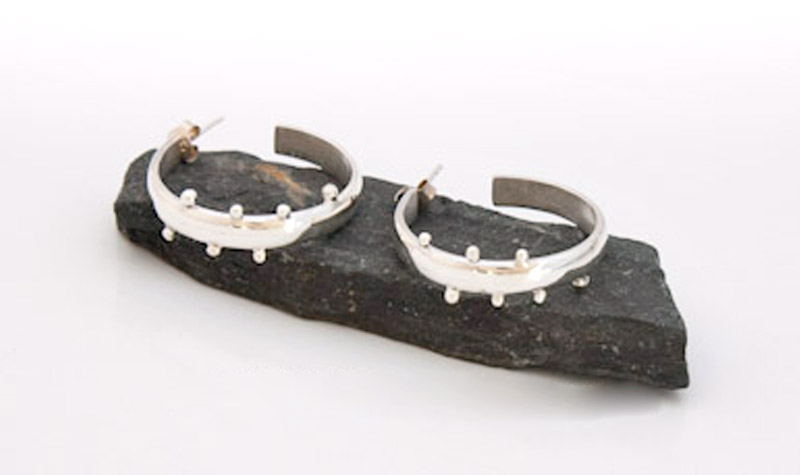 Candongas elaboradas en plata ley 925, hechas a mano. inspiradas en las formas naturales de la joyería celta. Diámetro: 1.5 cm 