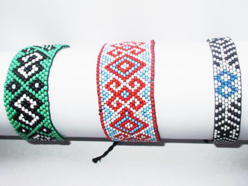 Manilla elaborada en mostacilla checa con tejido en forma de ladrillo.