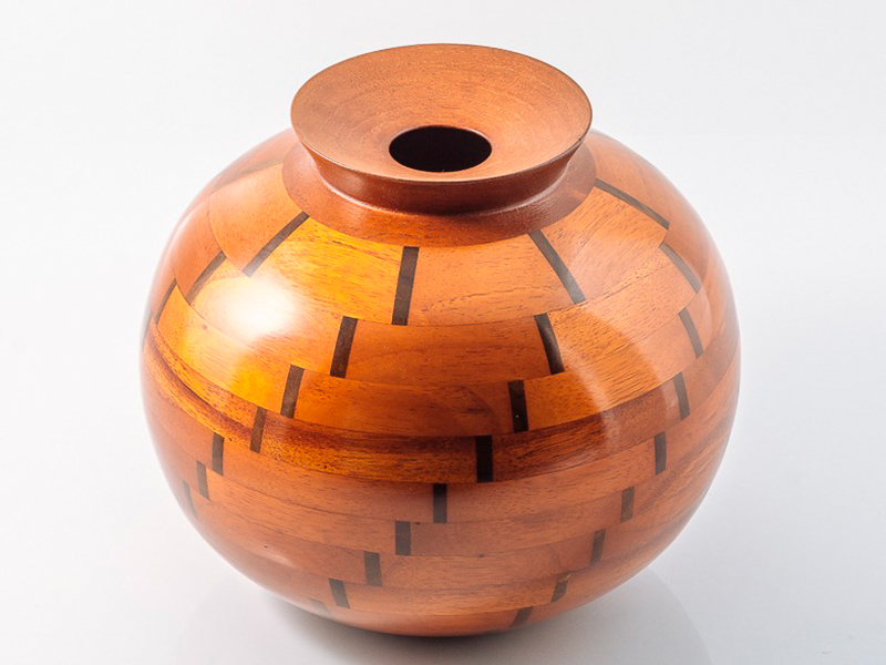 Esta pieza fue hecha con la técnica del torno segmentado, fue trabajado con las siguientes especies de madera: Cedro y Nogal. Su acabado fue hecho con Gomalaca.