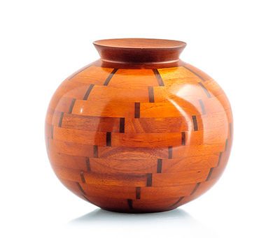 Esta es una pieza realizada con la técnica del torno, su especie de madera es llamada Carreto, muy caracteristica por su degrade de colores que va desde el blanco pasando por el naranja hasta llegar al rojo.