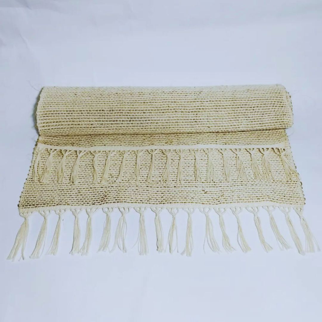 Camino de mesa, con medidas de 170 cm de largo y 45 cm de ancho. Elaborado en telar horizontal artesanal, con algodón y fique natural.