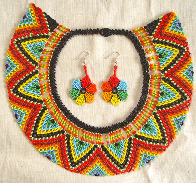 Collar y aretes en chaquiras Pueblo Embera