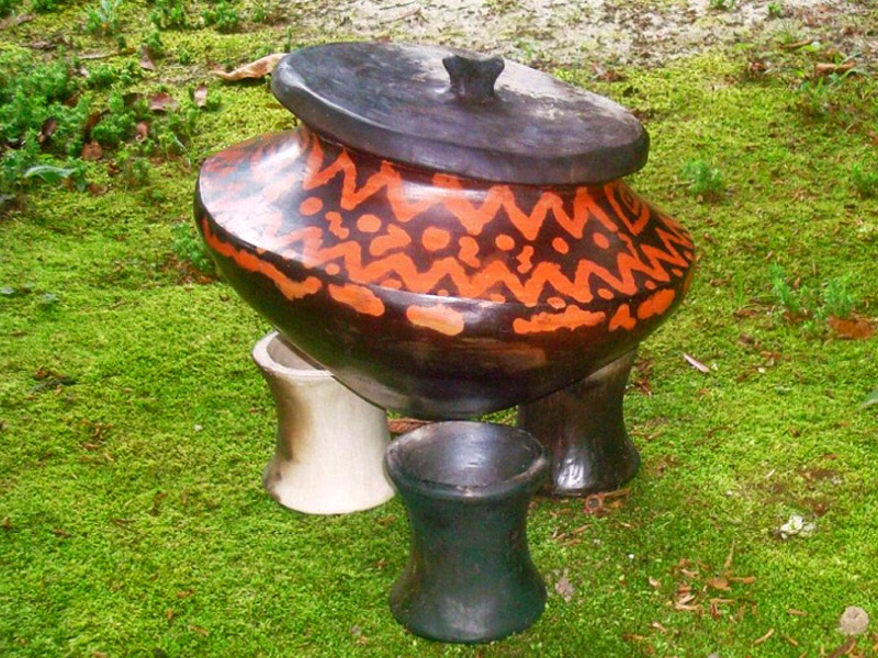 Tinaja tradicional Amazonas con soportes en cerámica