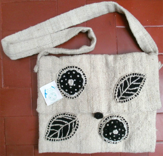 Bolsos en paño, bordados en lana con figuras tradicionales. Medidas: 0.50 m x 0.45 m