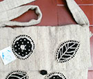 Bolsos en paño, bordados en lana con figuras tradicionales. Medidas: 0.50 m x 0.45 m