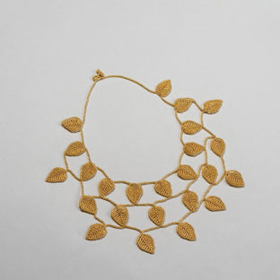 COLLAR HOJAS CASCADA DORADO