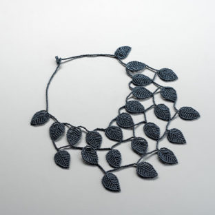 COLLAR HOJAS CASCADA