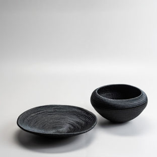 PLATO Y JARRÓN NEGRO