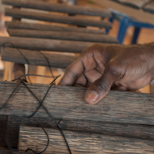 Elaboración de la marimba INSTRUMENTOS MUSICALES TRADICIONALES DEL PACÍFICO COLOMBIANO