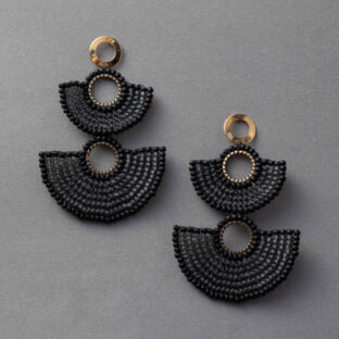 ARETE ABANICO NEGRO GRIS